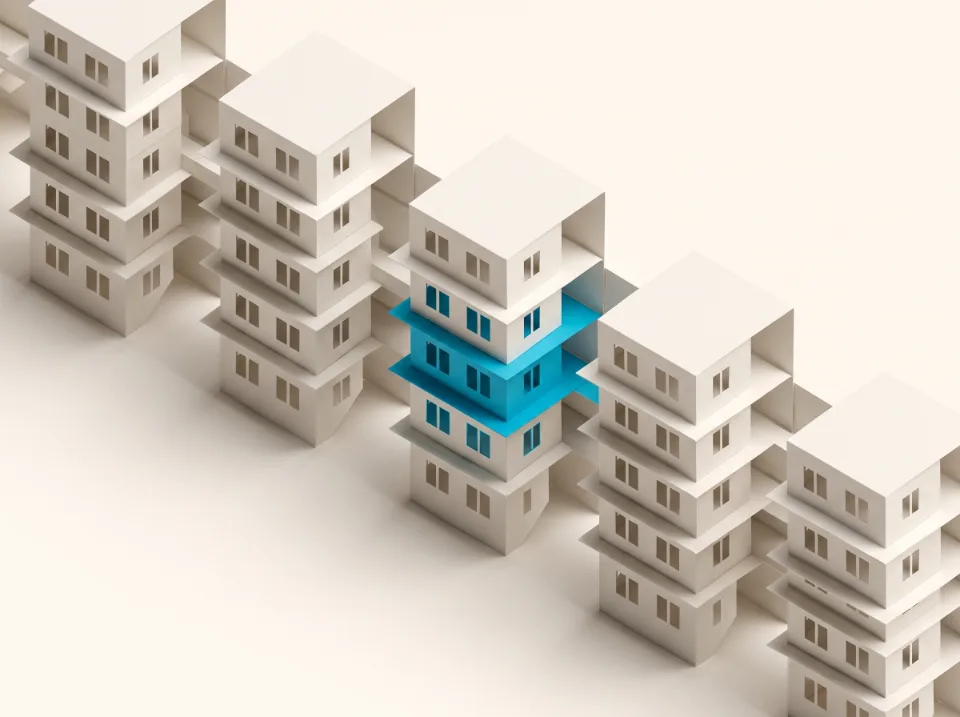 Papier-Illustration: ein Wohnhaus aus gestapelten Papieretagen mit kleinen Fenstern, eine Etage in Cyan