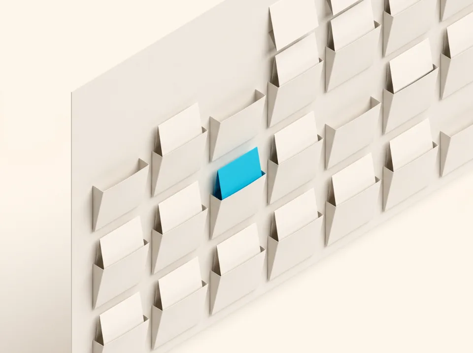 Papier-Illustration: eine Anwesenheitstafel aus Papier mit Namenskarten in Taschen, eine Karte in Cyan