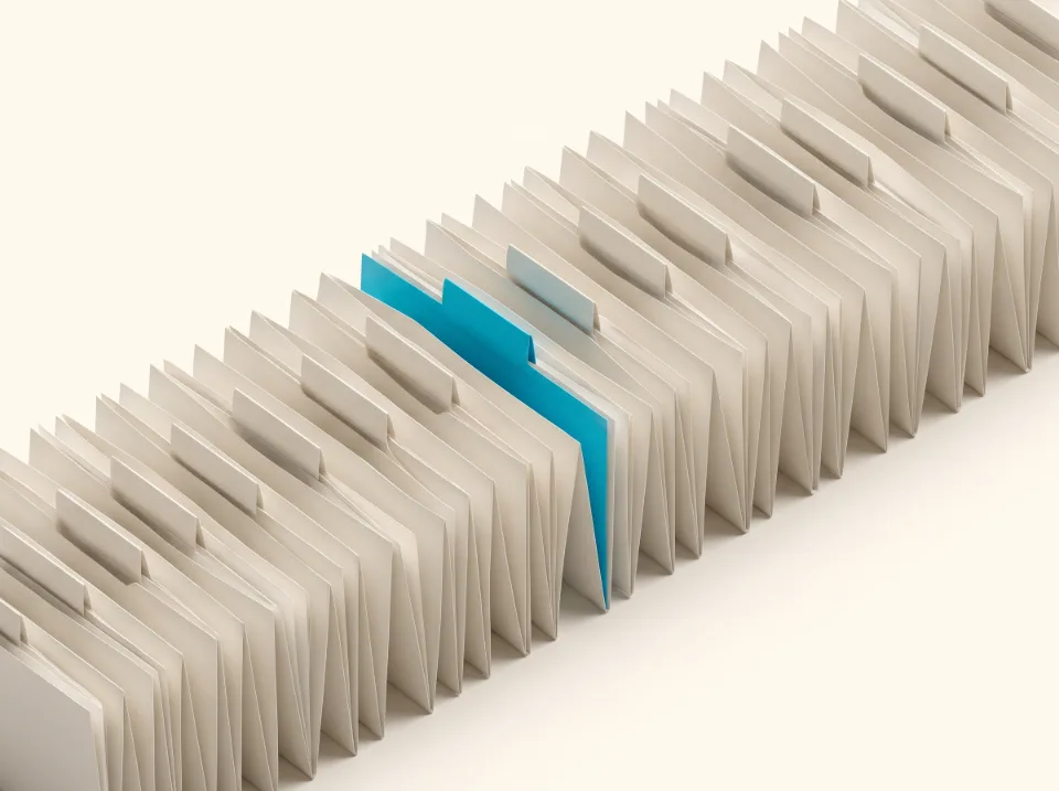 Papier-Illustration: eine lange Reihe Aktenordner aus Papier mit hervorstehenden Reitern, ein Reiter in Cyan