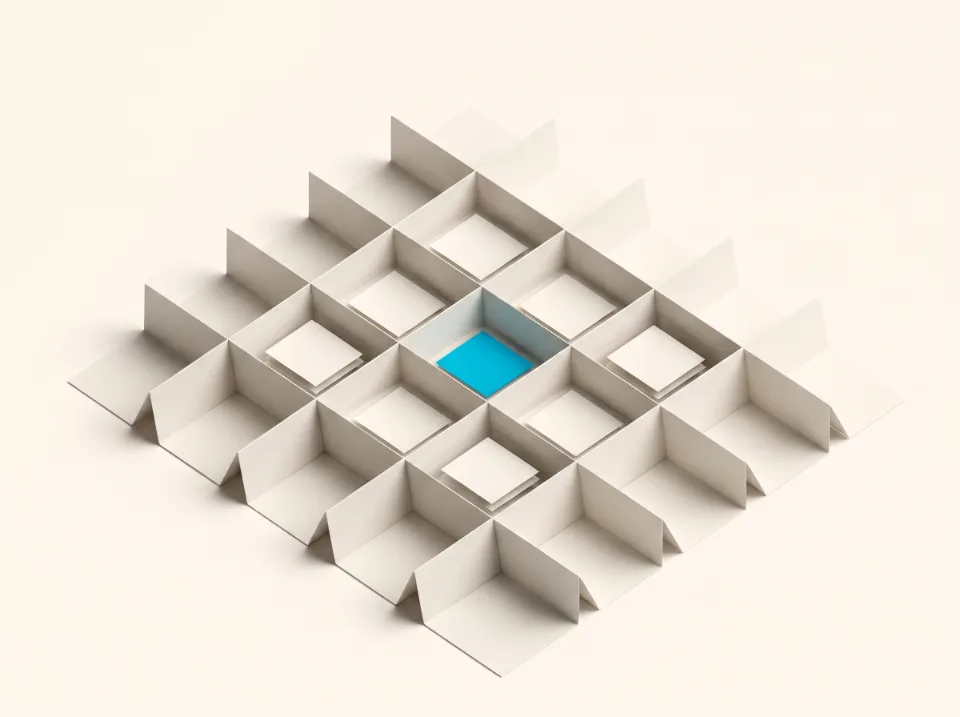 Papier-Illustration: ein Stundenplanraster aus Papierstreifen mit Karten in den Fächern, eine Karte in Cyan