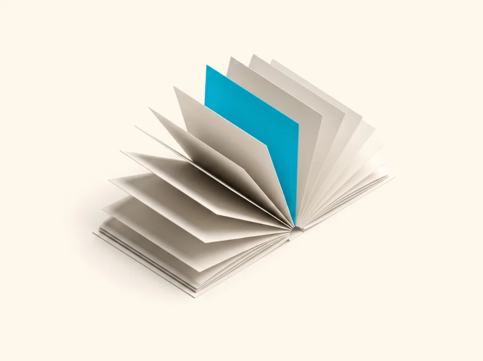 Papier-Illustration: aufgefächerte Mitgliedskarten aus Papier über einem Vereinsbuch, eine Karte in Cyan