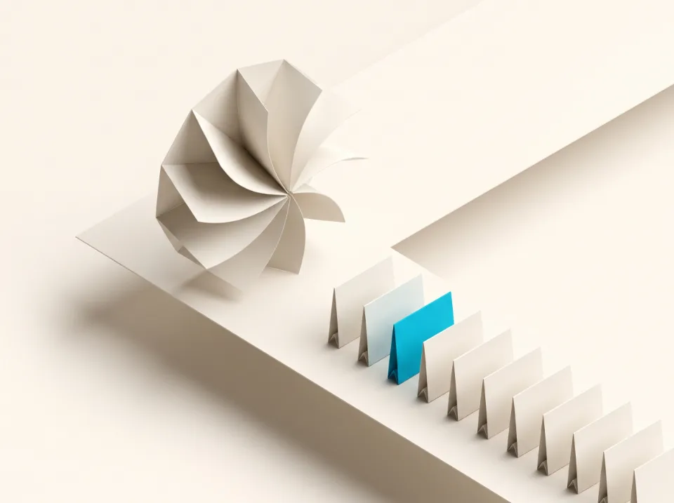 Papier-Illustration: Turbinenblätter aus Faltpapier neben geordneten Prozesskarten – Sinnbild für Grevenbroich im Strukturwandel, eine Karte in Cyan